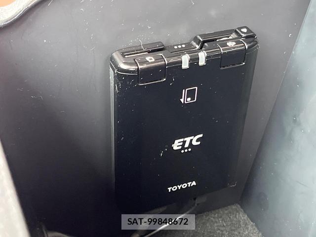 Toyota HILUX 2022-02 8282515-6