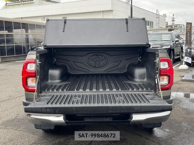 Toyota HILUX 2022-02 8282515-9