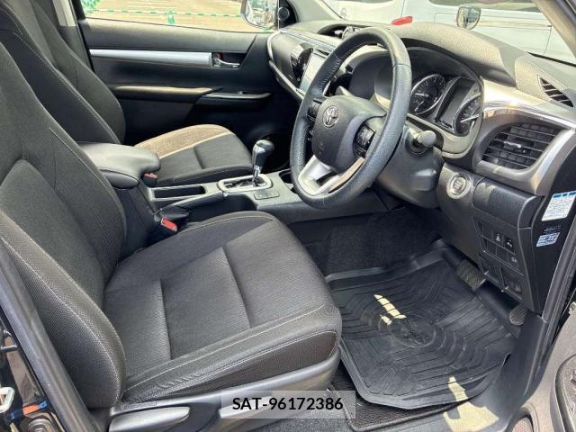 Toyota HILUX 2022-02 8284377-5