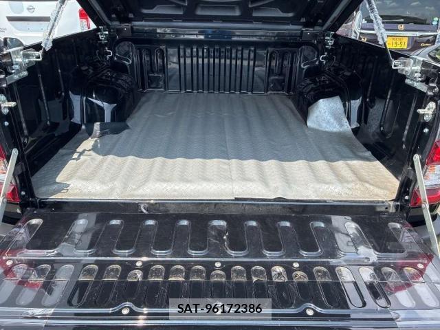 Toyota HILUX 2022-02 8284377-9