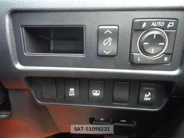 Lexus HS 2015-05 8282989-11