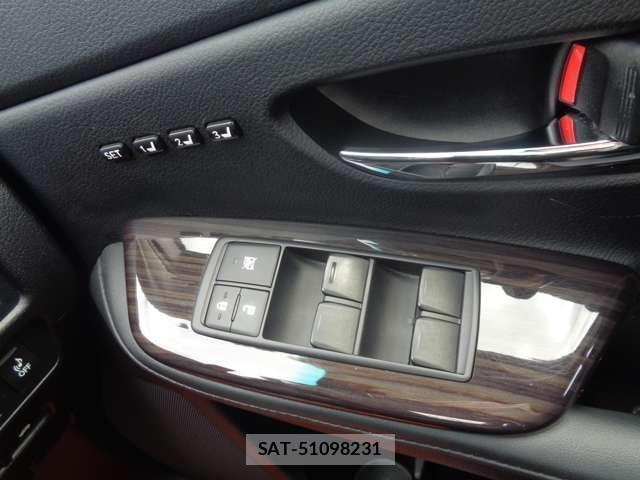 Lexus HS 2015-05 8282989-12