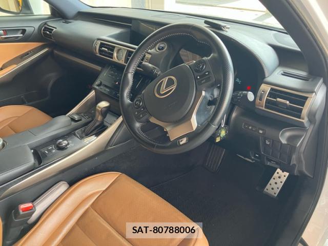 Lexus IS 2014-05 8279937-12