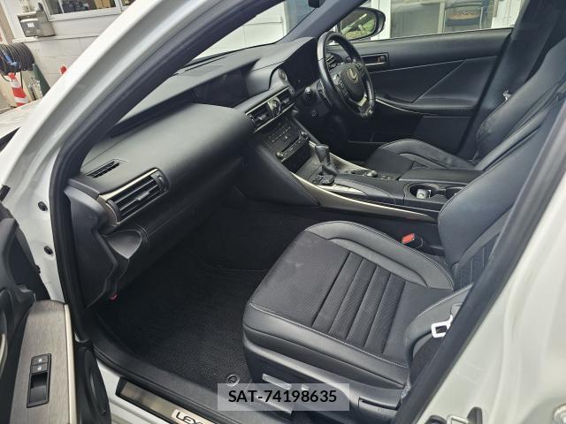 Lexus IS 2019-05 8283690-6