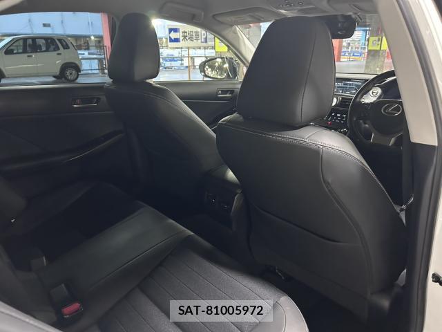 Lexus IS 2018-02 8284787-11