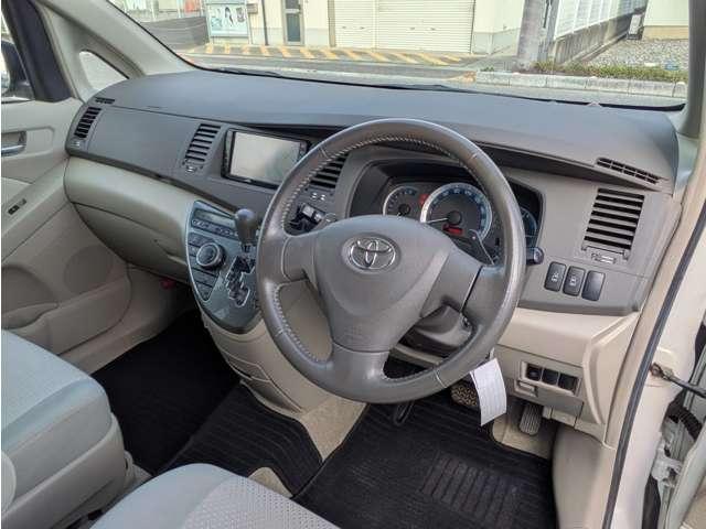 Toyota ISIS 2009-03 8278132-11