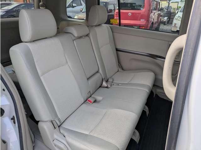 Toyota ISIS 2009-03 8278132-12