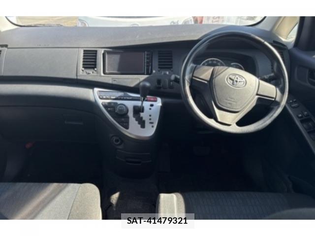 Toyota ISIS 2015-11 8278247-2