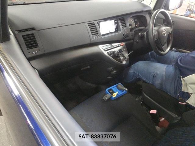 Toyota ISIS 2014-01 8278357-2