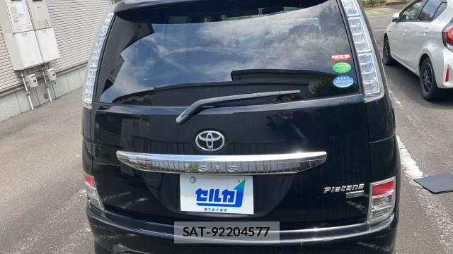 Toyota ISIS 2013-04 8281062-1