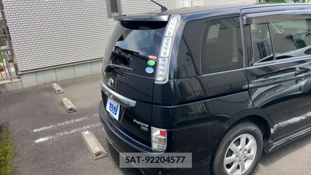 Toyota ISIS 2013-04 8281062-12