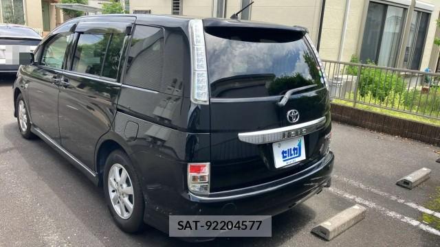 Toyota ISIS 2013-04 8281062-13