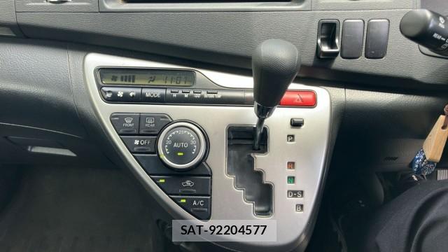 Toyota ISIS 2013-04 8281062-14