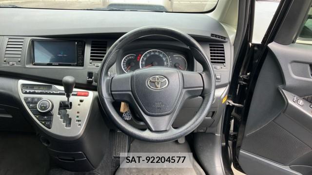 Toyota ISIS 2013-04 8281062-16
