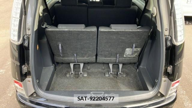 Toyota ISIS 2013-04 8281062-17