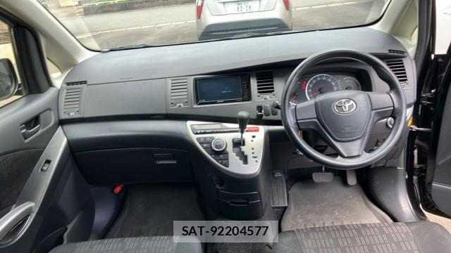 Toyota ISIS 2013-04 8281062-2