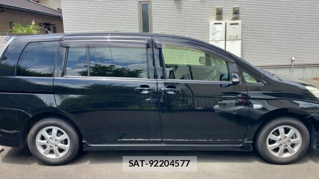 Toyota ISIS 2013-04 8281062-3