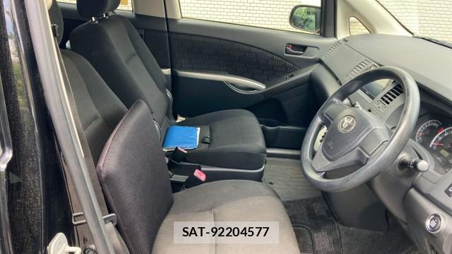 Toyota ISIS 2013-04 8281062-5