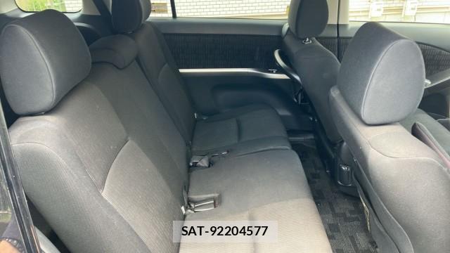 Toyota ISIS 2013-04 8281062-6