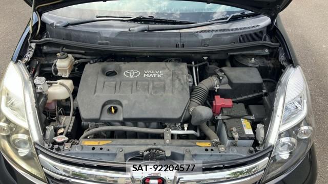 Toyota ISIS 2013-04 8281062-7