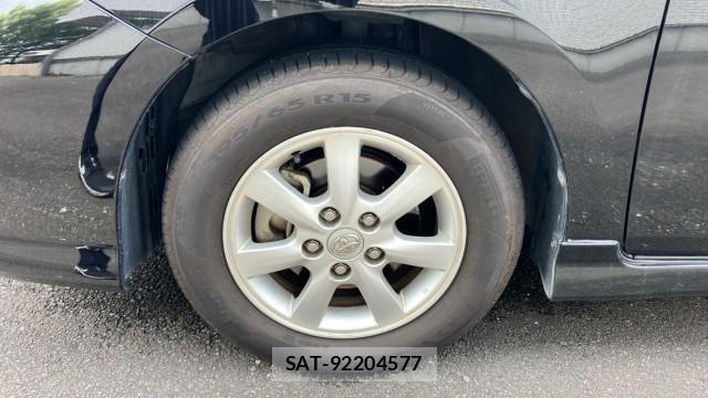 Toyota ISIS 2013-04 8281062-8