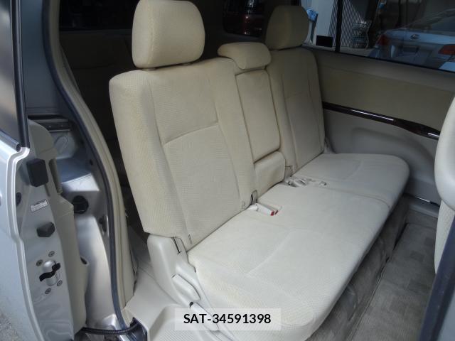 Toyota ISIS 2011-07 8282941-10