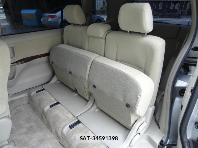 Toyota ISIS 2011-07 8282941-11