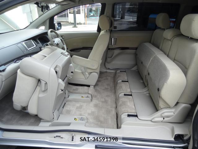 Toyota ISIS 2011-07 8282941-12