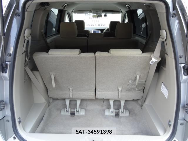 Toyota ISIS 2011-07 8282941-13