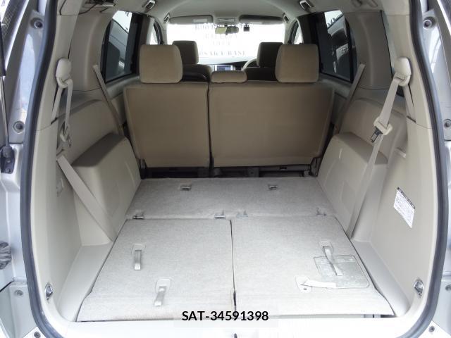 Toyota ISIS 2011-07 8282941-14