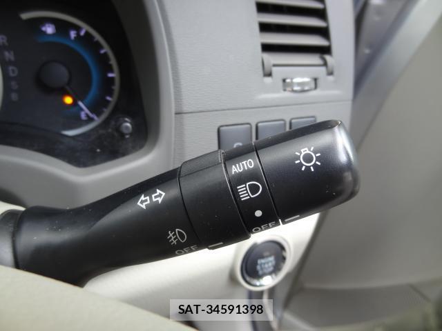 Toyota ISIS 2011-07 8282941-16