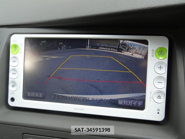 Toyota ISIS 2011-07 8282941-17