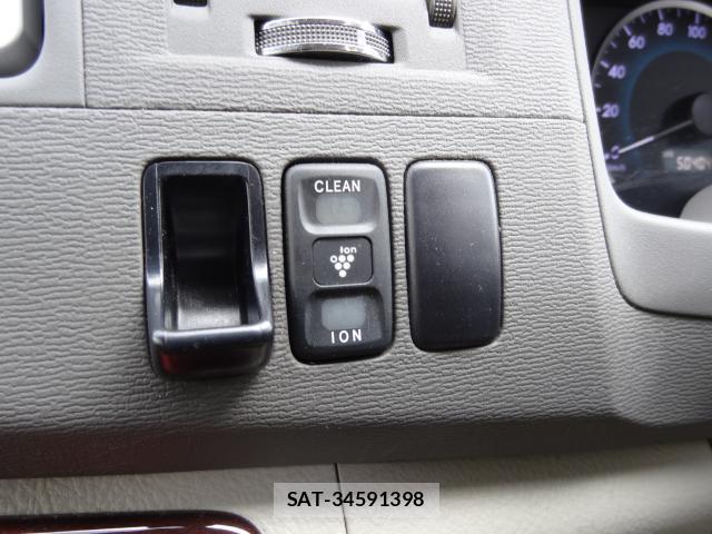 Toyota ISIS 2011-07 8282941-18
