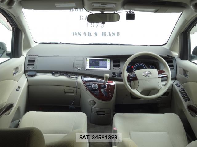 Toyota ISIS 2011-07 8282941-2