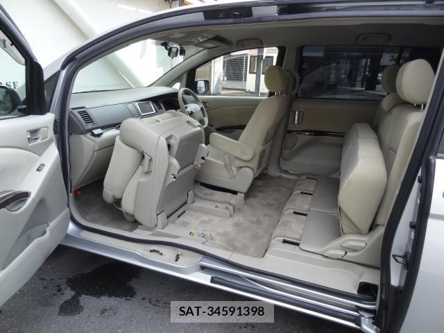 Toyota ISIS 2011-07 8282941-5