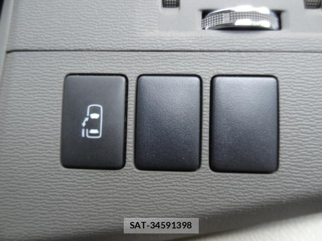 Toyota ISIS 2011-07 8282941-6
