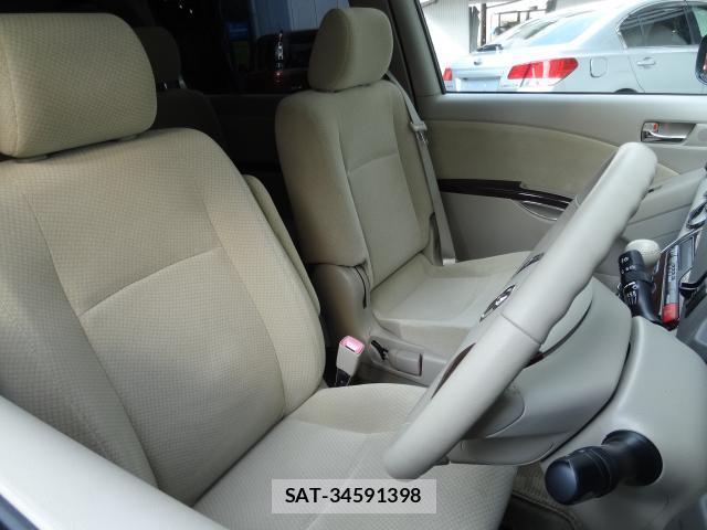 Toyota ISIS 2011-07 8282941-9