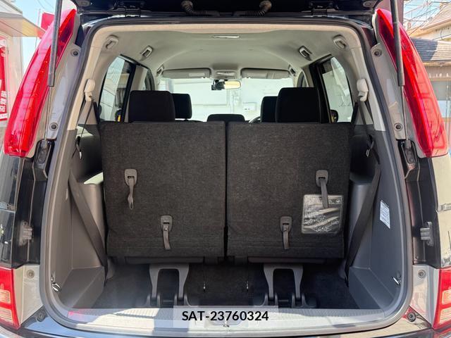 Toyota ISIS 2009-11 8285661-10