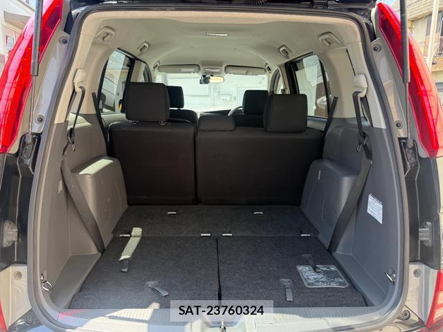 Toyota ISIS 2009-11 8285661-11