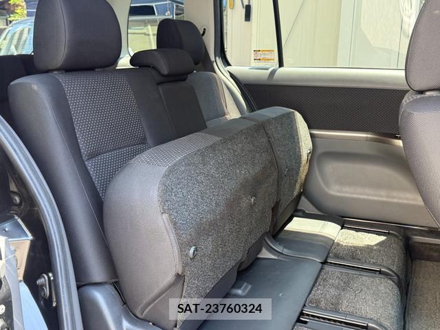 Toyota ISIS 2009-11 8285661-12
