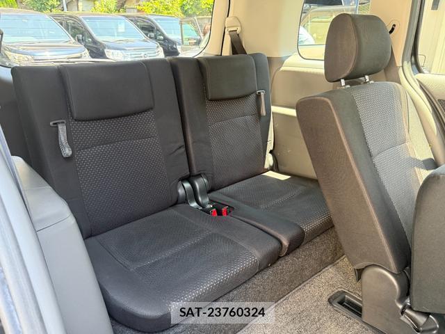 Toyota ISIS 2009-11 8285661-13