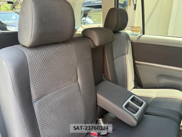Toyota ISIS 2009-11 8285661-14