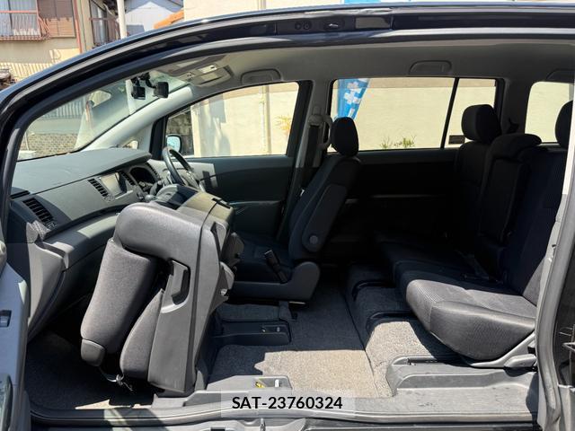 Toyota ISIS 2009-11 8285661-15