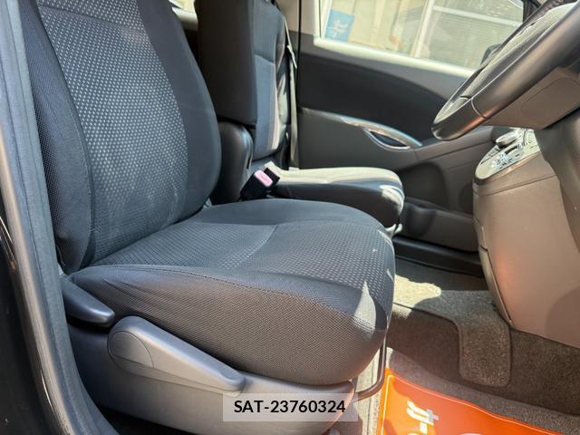 Toyota ISIS 2009-11 8285661-16