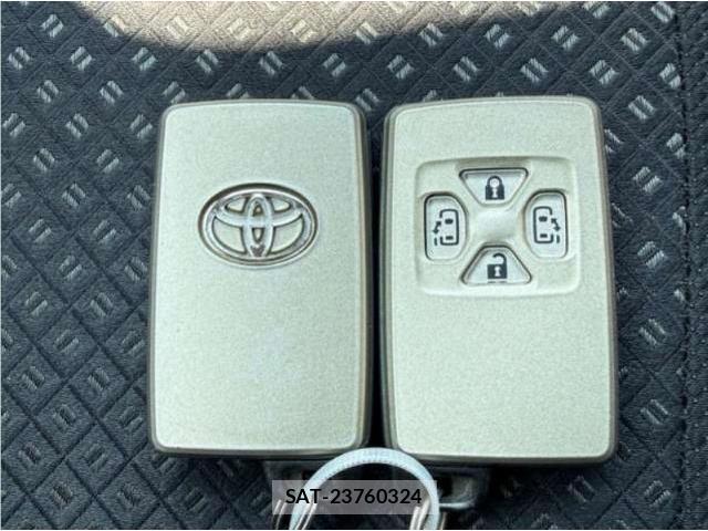 Toyota ISIS 2009-11 8285661-18