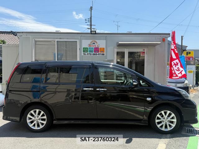 Toyota ISIS 2009-11 8285661-3