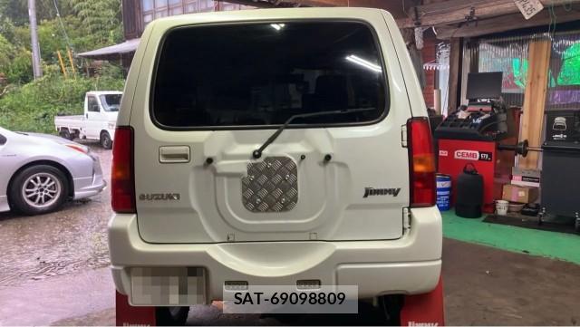 Suzuki JIMNY 2018-02 8282426-1
