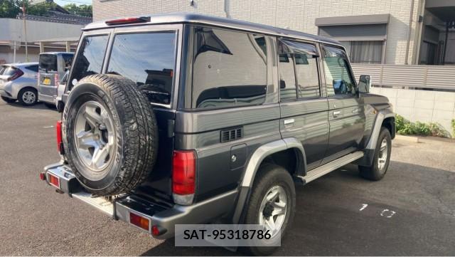 Toyota Land Cruiser 70 2015-03 8281146-12