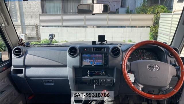 Toyota Land Cruiser 70 2015-03 8281146-2