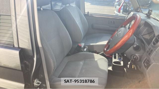 Toyota Land Cruiser 70 2015-03 8281146-5